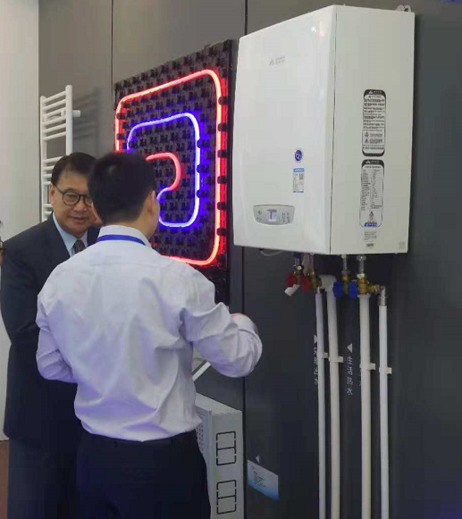港華燃氣業(yè)務人員為參觀者講解艾萊卡冷凝壁掛爐技術特點.png